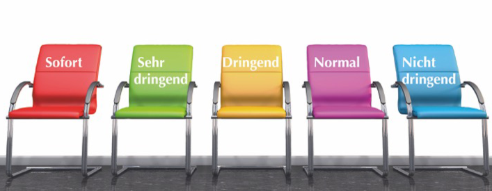 verschieden farbige Stühle für Notfallsystem im Krankenhaus